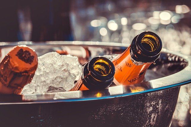 Envoi de voeux de bonne année, un acteur important dans le domaine de l'assurance fait parvenir à ses clients les plus importants une carte de voeux, une tablette de chocolat et une bouteille de champagne