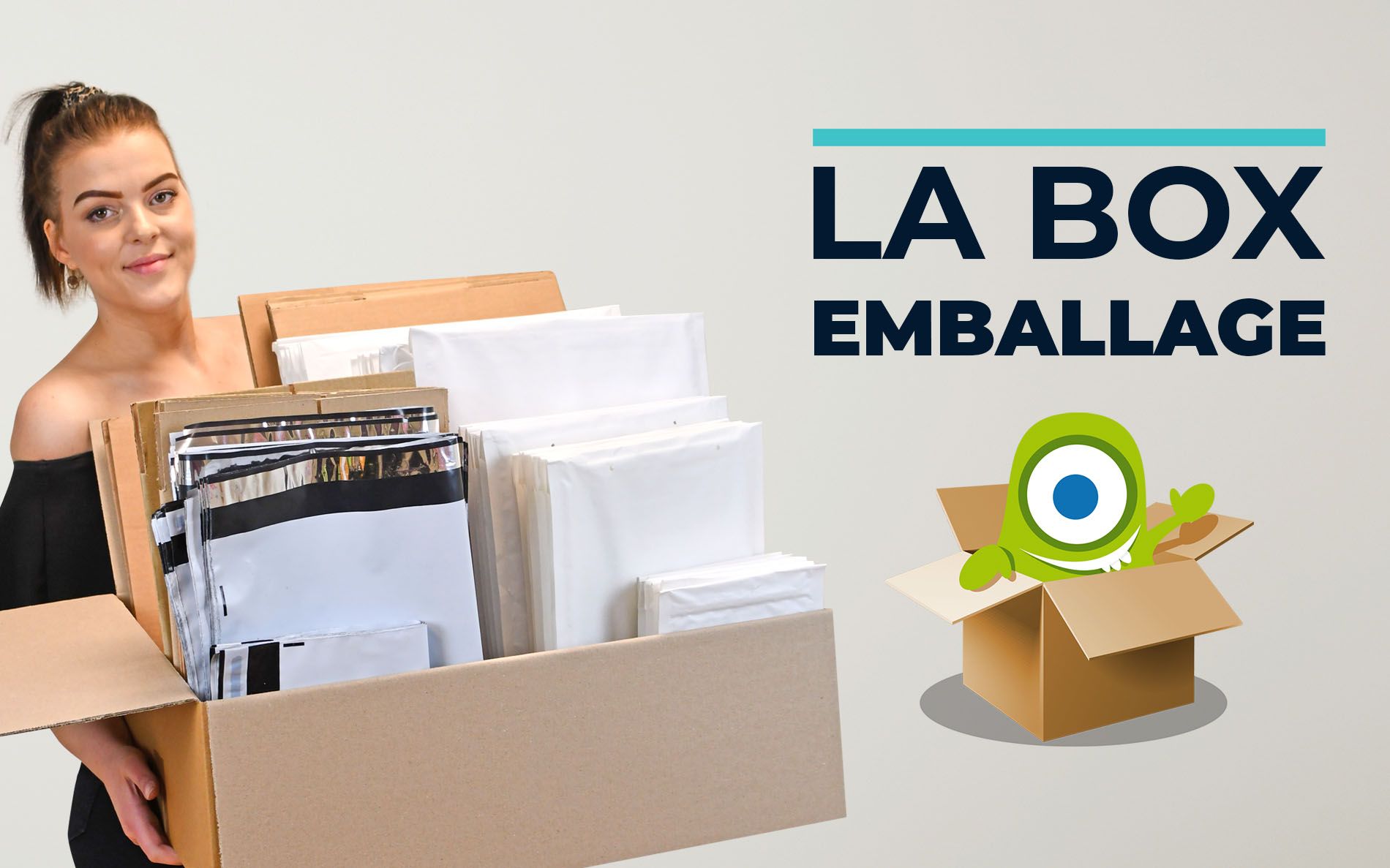 Notre ambassadrice présentant la BOX Emballage et ses différents formats d'enveloppes et cartons